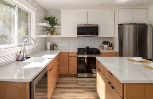 Glenn House | The Glenn; Mid-century home with hot tub, fire pit, bicycles & more