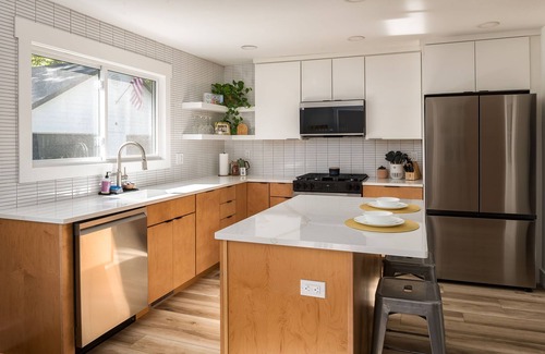 Glenn House | The Glenn; Mid-century home with hot tub, fire pit, bicycles & more