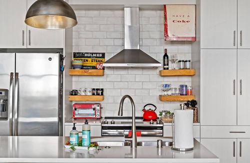 Fifth Ward Apartment | "The Goatel" apt w/free parking & workout rm