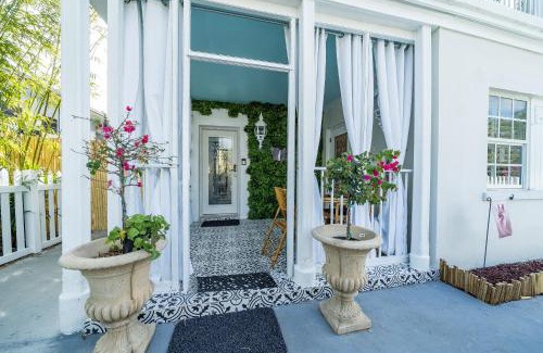 West Palm Beach Apartment | The Golden Alligator 1 - 3 beds 2 baths in West Palm Beach close to everything