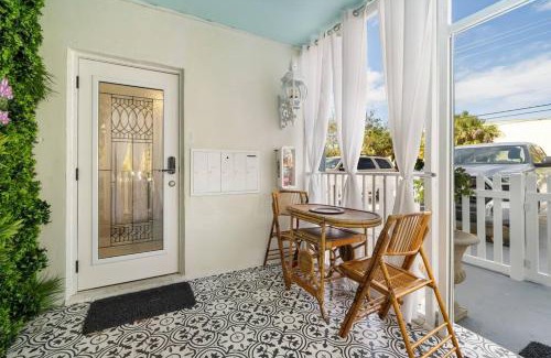 West Palm Beach Apartment | The Golden Alligator 1 - 3 beds 2 baths in West Palm Beach close to everything