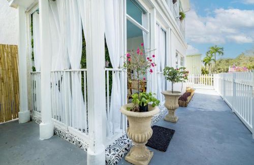 West Palm Beach Apartment | The Golden Alligator 1 - 3 beds 2 baths in West Palm Beach close to everything