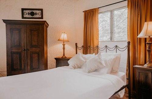 El Valle de Anton Hotel | The Golden Frog Inn