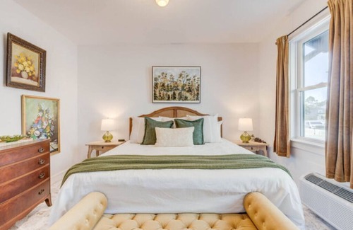 Historic Downtown Manteo Hotel | The Golden Hour Room