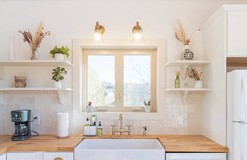 Bovina Center Ski Chalet | The Goldenrod Getaway