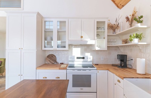 Bovina Center Ski Chalet | The Goldenrod Getaway