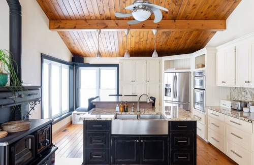 Lake of Bays Cottage | The Goldenwood Lakehouse: Waterfront Forest Escape