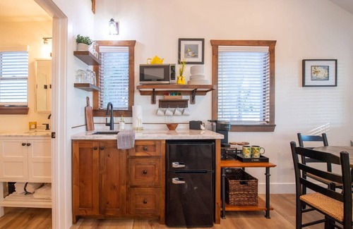 Elm Mott House | The Goldfinch Cabin 15 MIN to Magnolia Baylor