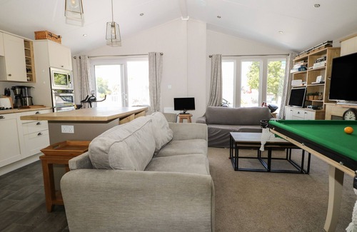 Chichester Cottage | THE GOODWOOD LODGE, pet friendly, with pool in Chichester