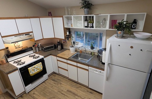 Mastic Beach House | “THE GOOSE” A Charming 2-bedroom bungalow with WiFi and AC in Mastic Beach.
