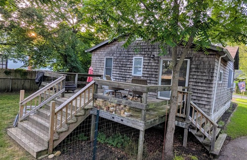 Mastic Beach House | “THE GOOSE” A Charming 2-bedroom bungalow with WiFi and AC in Mastic Beach.