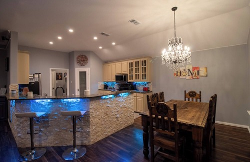 Weatherford House | The Gotti Ranch/Gameroom/Pool/Gym/Theater/Tiki bar/Mariokart/Hot tub/PS4