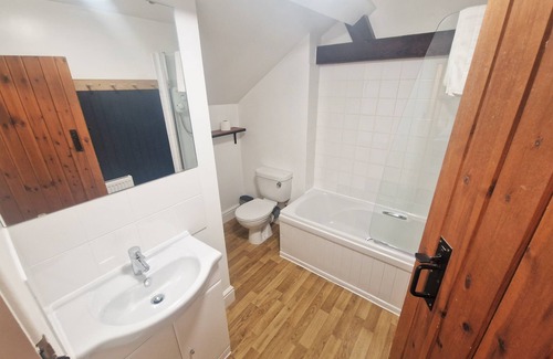 Ivinghoe Cottage | The Granary - a thee bedroom, one bathroom that sleeps 5 guests in 3 bedrooms