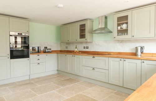 Burton Bradstock House | THE GRANARY, BURTON BRADSTOCK, family friendly in Burton Bradstock
