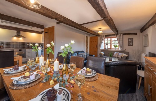 Ilton Cottage | The Granary Converted Barn in a Beautiful Rural Location, hot tub, 4 Star gold