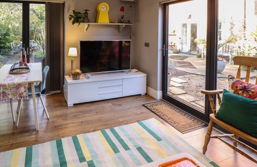 Gainsborough Cottage | THE GRANARY OWL HOUSE, romantic, with a garden in Pilham