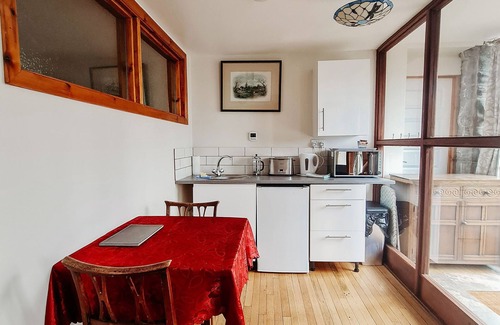 Port Talbot Apartment | The Granary - Tyn Cellar Barns