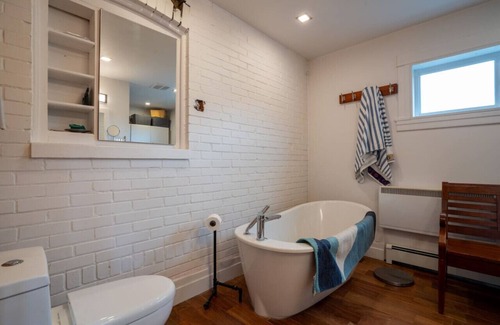 Granby Apartment | The Granby|2 Bedrooms Apt | Lake Front| 10 min Zoo
