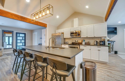 Chelan Cottage | 'the Grand Chelan' Group Getaway: Pool & Hot Tub