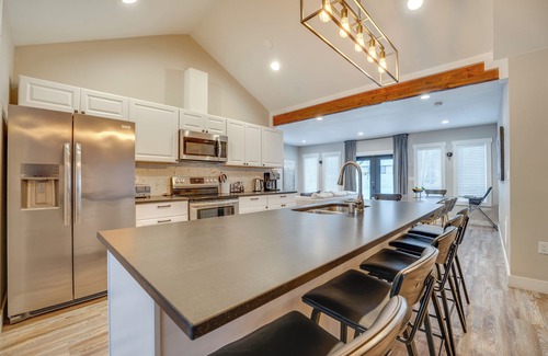 Chelan Cottage | 'the Grand Chelan' Group Getaway: Pool & Hot Tub
