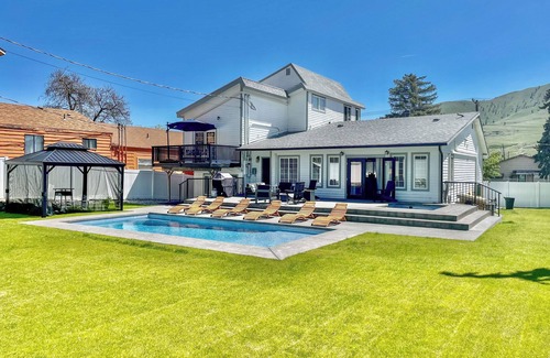 Chelan Cottage | 'the Grand Chelan' Group Getaway: Pool & Hot Tub