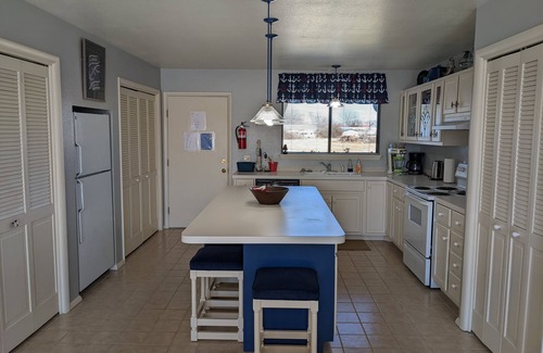 Grove House | The Grand Escape - Anchors Away! Lake Retreat. Walk to Marina.