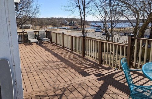 Grove House | The Grand Escape - Anchors Away! Lake Retreat. Walk to Marina.