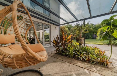 Christchurch Villa | The Grand Escape - Pool Hot Tub & Outdoor Dining