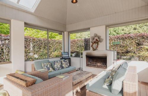 Christchurch Villa | The Grand Escape - Pool Hot Tub & Outdoor Dining