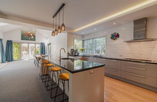 Christchurch Villa | The Grand Escape - Pool Hot Tub & Outdoor Dining