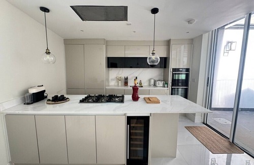 Kilburn Apartment | The Grand Royal Kilburn House - 4BR/3BR w Parking