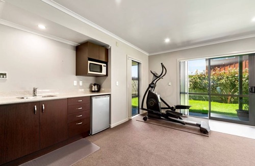 Nukuhau House | The Grand @ Taupo - Outdoor Fire and Hot Tub