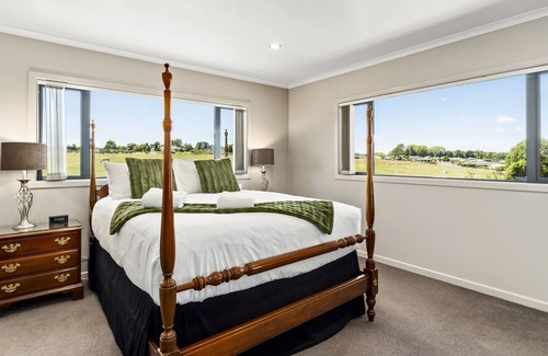 Nukuhau House | The Grand @ Taupo - Spa pool, Indoor & Outdoor Fireplaces, Close to Town