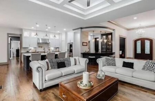 Bethpage House | The Gratitude House - 5 Star R&R Country Retreat