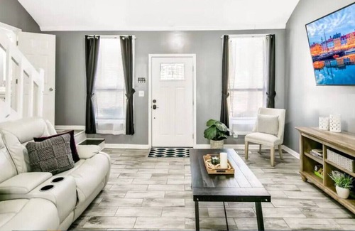 Westover House | The Great Dane. 3BD/3.5BA, 1mile from Bragg