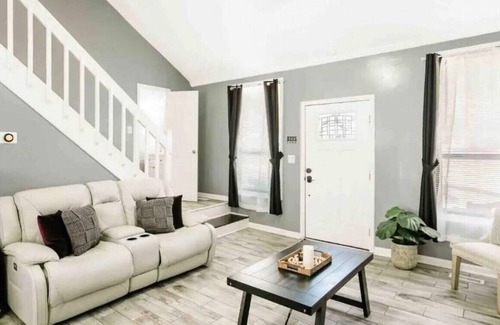 Westover House | The Great Dane. 3BD/3.5BA, 1mile from Bragg