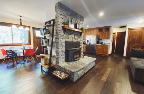 Al Tahoe House | The Great Dane Place - Pet friendly. Perfect for Remote Work