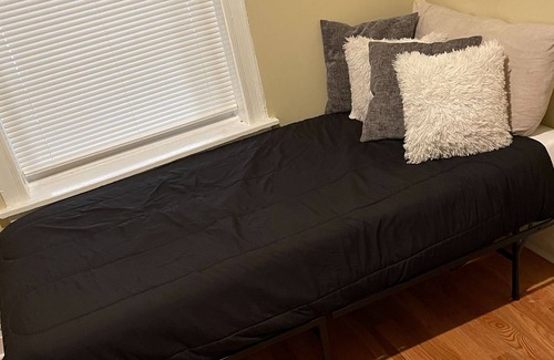Englewood Apartment | The Great Escape!- 15mins from Downtown Chicago w/Pool Table and Private Parking