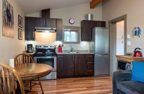 Port Renfrew Cabin | The Great Escape - Port Renfrew - Cottage & Bunkhouse - secluded with Private Hot Tub