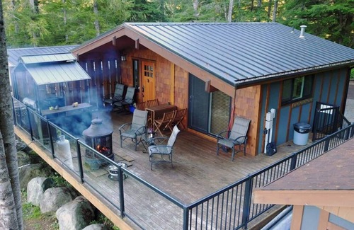 Port Renfrew Cabin | The Great Escape - Port Renfrew - Cottage & Bunkhouse - secluded with Private Hot Tub