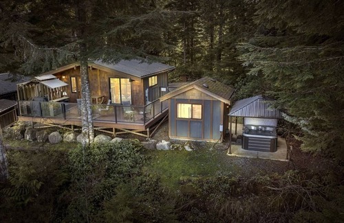 Port Renfrew Cabin | The Great Escape - Port Renfrew - Cottage & Bunkhouse - secluded with Private Hot Tub