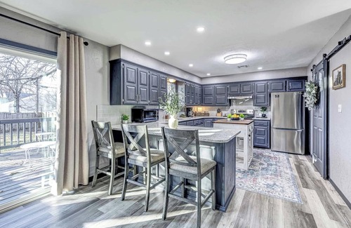Lawton House | The Great Plains Estate House -3/2-King Bed-Wifi