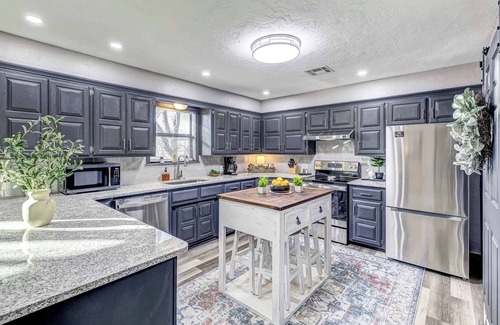 Lawton House | The Great Plains Estate House -3/2-King Bed-Wifi