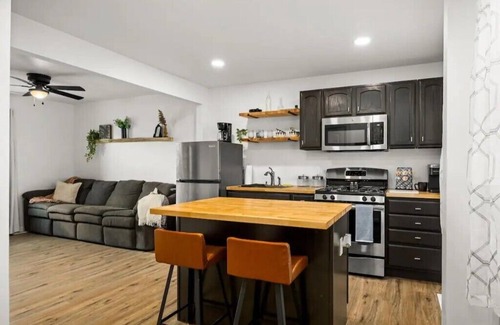 Washington Apartment | The Green Door - Cozy Stay by the Square Pubs & Cafe