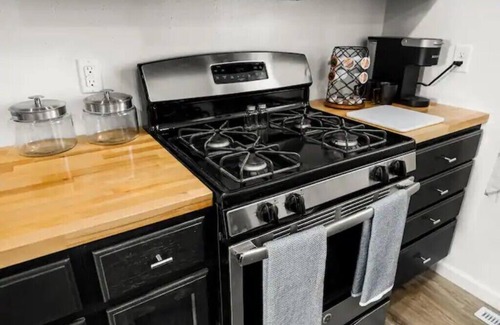 Washington Apartment | The Green Door - Cozy Stay by the Square Pubs & Cafe