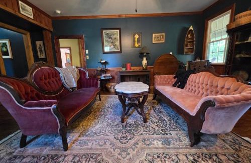 Columbia House | The Green Duck Lodge at Fort Landing in Alligator