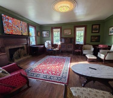 Columbia House | The Green Duck Lodge at Fort Landing in Alligator