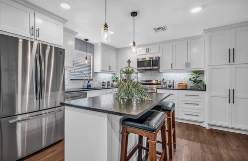 Brenham House | The Green Emerald Close to Down Town Brenham