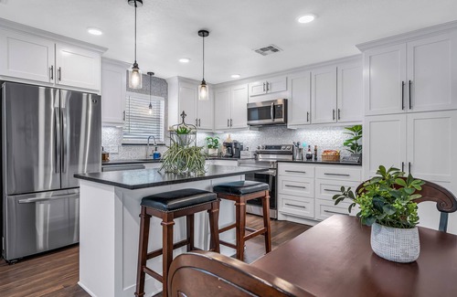 Brenham House | The Green Emerald Close to Down Town Brenham
