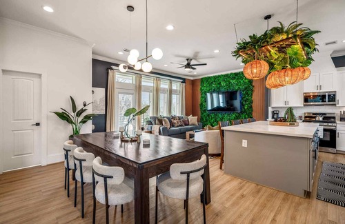 South Central Houston House | The Green Haus: Luxxe Cabana Rooftop Retreat